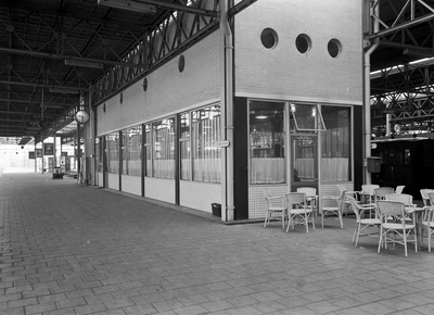 166050 Gezicht op de wachtkamer met buffet en terras op het 3e perron van het N.S.-station Eindhoven te Eindhoven.